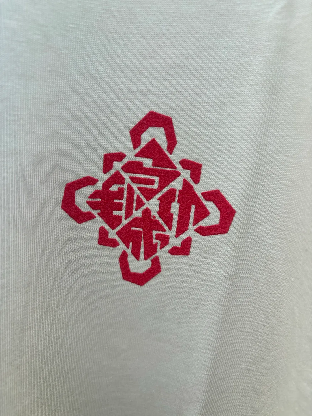𝟬𝟱𝟰𝟴𝟱# Exclusive real shot/difference between various stolen pictures and online version on the market [Year of the Horse limited edition 𝗮𝗱𝗶𝗱𝗮𝘀 Adidas clover logo short sleeves! AD Year of the Horse Limited Short Sleeves] ✅Selected high-density combed cotton, high-density screen printing of Chinese elements on the chest and back, custom-woven threaded neckline that does not deform, accessories details consistent with the original version ✅Adidas Clover Chinese Knot Year of the Horse Limited Short Sleeves are amazing! ✅The lucky T-shirt that is a must-have for the Year of the Horse in 2026 is here✨ The new Chinese Knot Series is also available to understand the oriental aesthetics! ✅The exquisite Chinese knot embroidery on the chest is so eye-catching! It means good luck and immediate success, the red knot is festive, the gold knot is noble, and it brings good luck buff! Classic clover logo + small logo on the hem, full of details 💯 ❤️Fairy color matching Hanyu white: gentle and white, perfect with jeans and skirts, gentleness is the natural outfit, ❤️Classic black: Versatile is not picky, gold knot embellishment is more advanced, a must-have for cool girls ✅ Complete with three standards! Perfect Quality! Highly recommended! Large size Color: Han Jade White Size: S to XXL (loose fit)